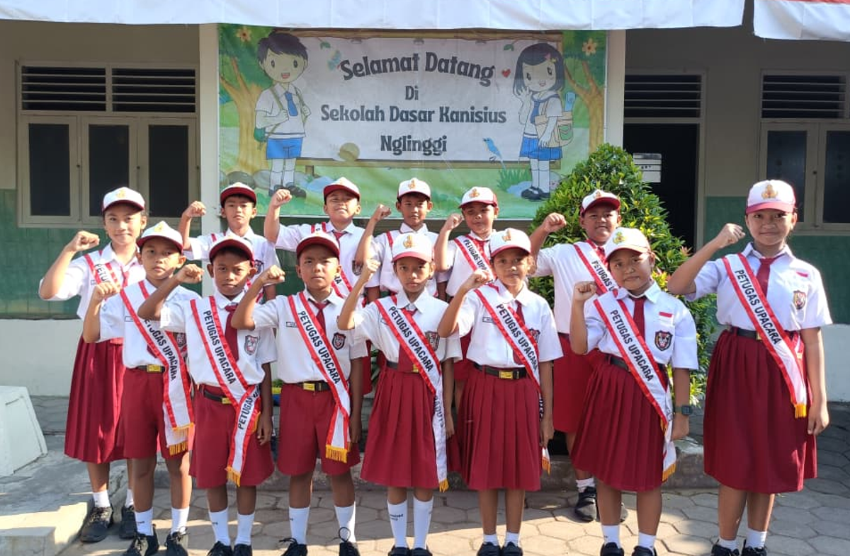 petugas upacara17 agustus