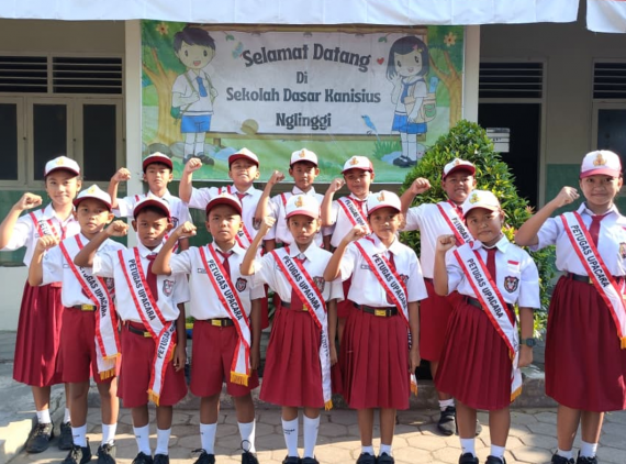 petugas upacara17 agustus