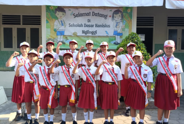 petugas upacara17 agustus