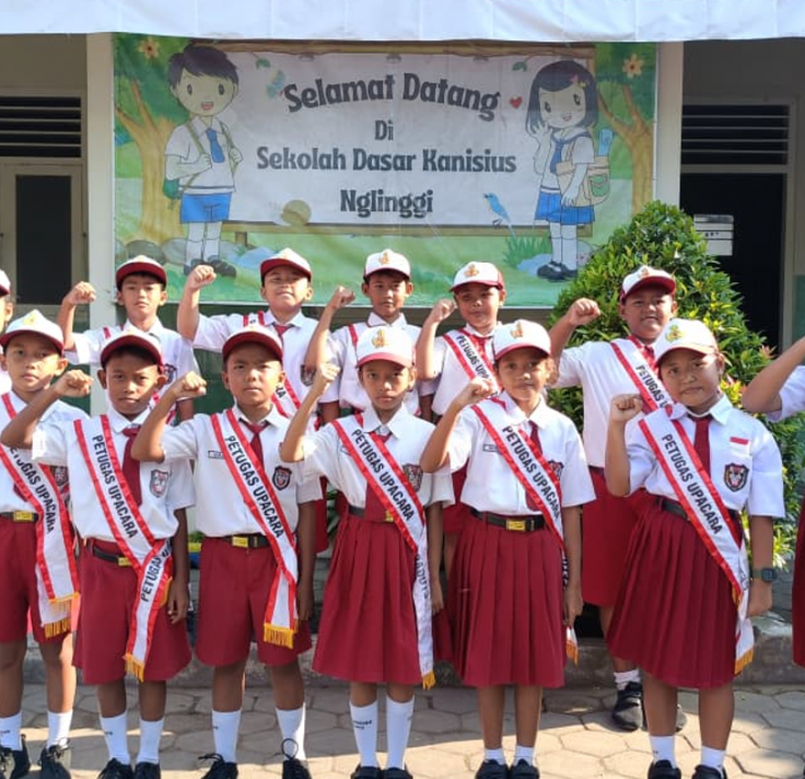 petugas upacara17 agustus