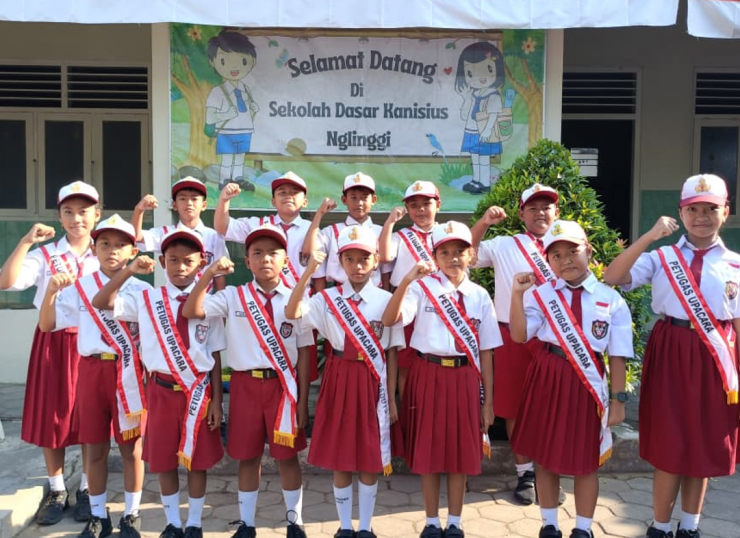 petugas upacara17 agustus