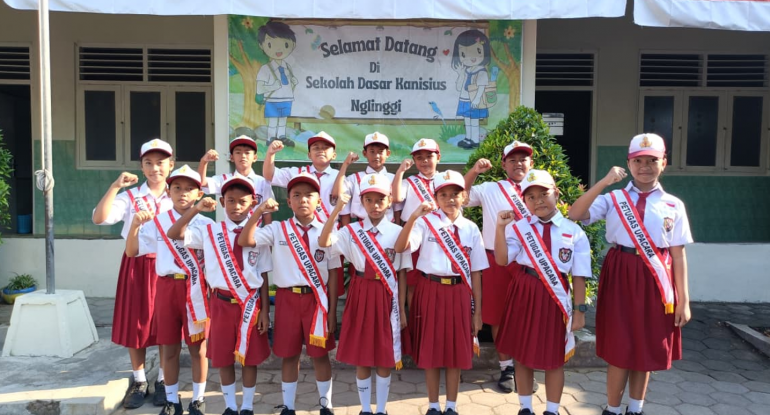 petugas upacara17 agustus