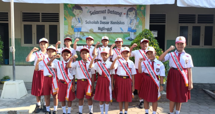 petugas upacara17 agustus